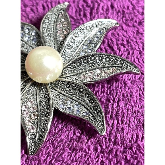 Premier Designs Starburst Pearl Sparkle Silvertone Pin Brooch - Picture 2 of 5